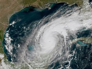 Supporting image for story: Time to evacuate running out as Hurricane Milton closes in on Florida