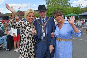  Anthony Harris with Donna Bartleton and Debbie Price of the 2Ds.