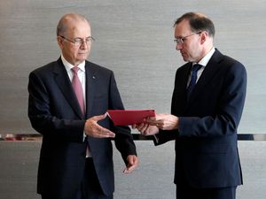 Supporting image for story: Norway hands papers to Palestinian PM for diplomatic recognition
