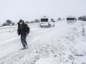 Supporting image for story: Yellow warnings for snow and ice still in place as wintry weather continues