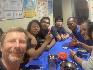 Supporting image for story: Sailor who capsized in a storm on round-the-world race praises his rescuers