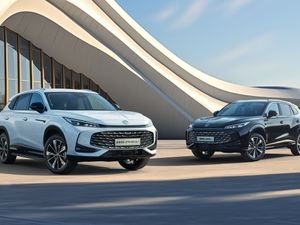 Supporting image for story: New MG HS revealed with petrol and plug-in hybrid options