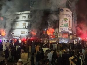 Supporting image for story: Three dead as fire engulfs shopping centre in Pakistan