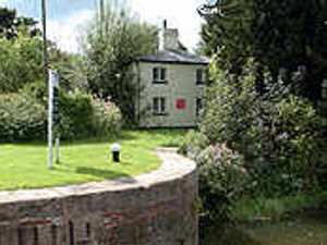 Supporting image for story: Key to island lifestyle on offer at lock cottage