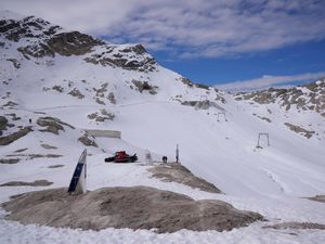 Supporting image for story: Teenager dies after being struck by lightning on Germany’s highest peak