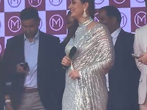Supporting image for story: Watch as thousands gather for Bollywood star Kareena Kapoor event for the grand opening of a gold and diamonds outlet in Birmingham