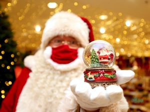 Supporting image for story: Johnson sees a ‘brighter future’ for Christmas shopping if R rate falls