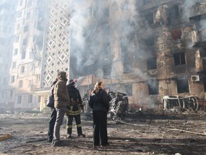 Supporting image for story: Russian barrage kills 25 in Ukraine as Zelensky holds talks with Turkish leader