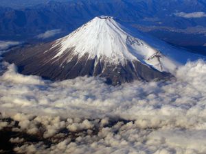 Supporting image for story: Japan imposes new rules to climb Mount Fuji to combat tourism and littering