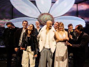 Supporting image for story: Indie heroes James announce Llangollen date