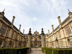 Supporting image for story: Focus on final-year exams at Oxbridge may disadvantage female students – report