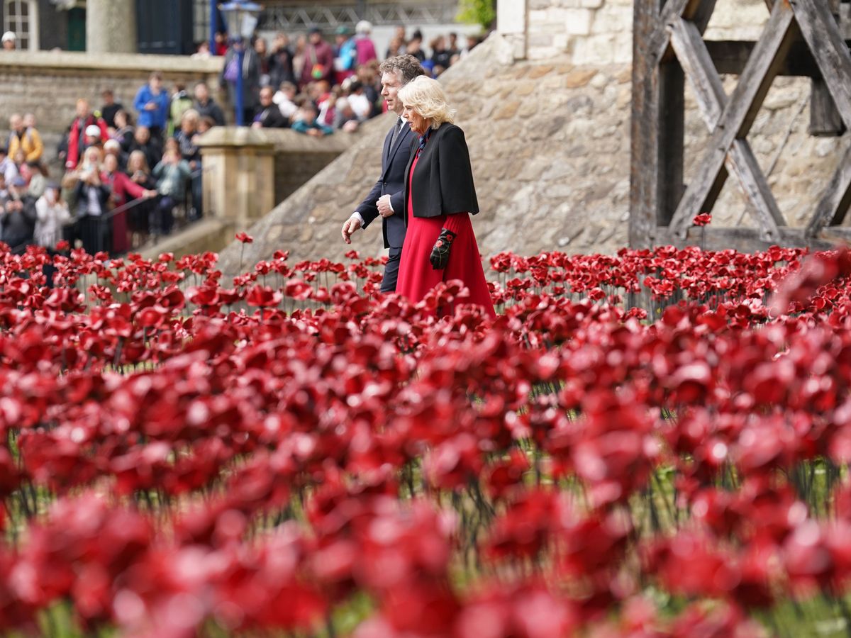 Queen praises ‘beautiful’ poppy display at Tower of London