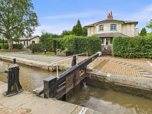 Supporting image for story: Historic Shropshire canal lock-keepers cottage designed by Thomas Telford goes up for sale with £490,000 asking price