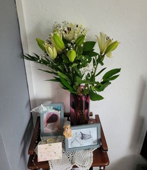 Flowers which Zoe keeps in memory of her daughter 