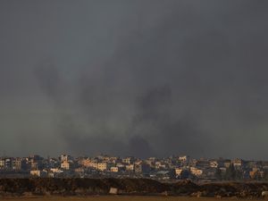 Supporting image for story: Israeli air strike in Gaza kills at least 25 as US makes new push for ceasefire