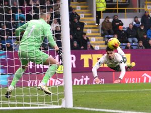 Supporting image for story: Pedro Neto sets Chelsea on their way to comfortable win at Burnley