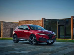 Supporting image for story: Alfa Romeo updates Tonale with sharper look and mechanical upgrades