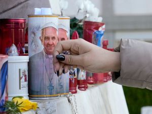 Supporting image for story: Pope Francis in critical condition with early kidney failure but remains alert