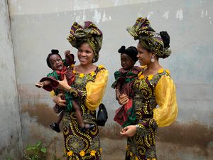 Supporting image for story: Nigerian city celebrates its many twins with annual festival