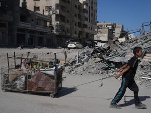 Supporting image for story: Palestinians return to ruins as Gaza ceasefire holds