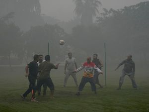 Supporting image for story: Parks and museums closed for 10 days in eastern Pakistan due to smog