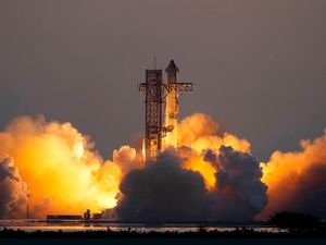 Supporting image for story: Mechanical SpaceX arms catch returning Starship rocket booster at launch pad