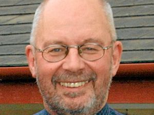 Supporting image for story: Hundreds turn out to pay tribute to former journalist and his wife