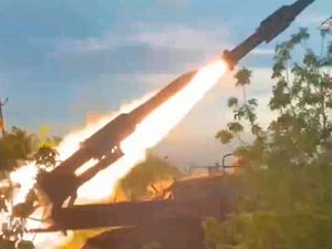 Supporting image for story: Russian missile hits Ukrainian city one day after deadly attack