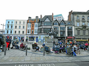 Supporting image for story: Fans camp out to get hands on V Festival tickets