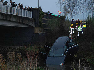 Supporting image for story: Driver in 20ft plunge into river