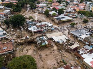 Supporting image for story: Landslide causes death and destruction in Venezuelan town