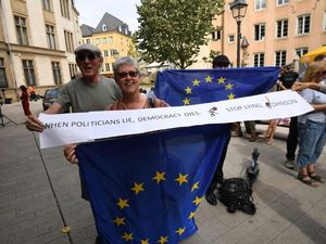 Supporting image for story: Remain protesters greet Boris Johnson after Juncker meeting