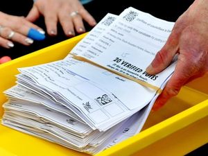 Supporting image for story: In graphic: Poll of polls with 30 days to go