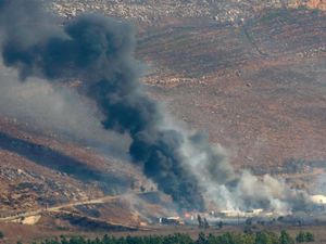 Supporting image for story: Starmer calls for Israel and Hezbollah to ‘pull back from the brink’