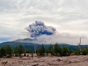 Supporting image for story: Volcano erupts after powerful earthquake in Russia’s Far East