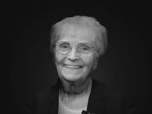 Supporting image for story: Long-serving Manchester United receptionist Kath Phipps dies aged 85