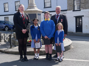 Lady Hawkins student Sarah Waring with Krista, Kayleb and Brianny from Kington Primary School and King’s Representative Deputy Lieutenant Glyn Morgan at Kington war memorial. Image: Andy Compton