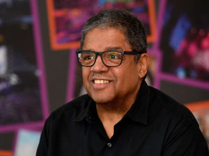 Supporting image for story: Recording artist talks to students about his years working with the stars