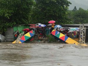 Supporting image for story: Flash floods and mudslides threat as tropical storm drenches Honduras