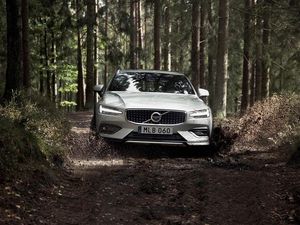 Supporting image for story: Volvo V60 gains a rugged edge with Cross Country