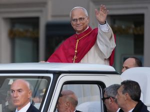 Supporting image for story: Pope steps into Christmas with prayer for peace at Spanish Steps