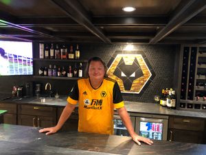 Supporting image for story: Wolves in the USA: American fan creates old gold and black basement bar