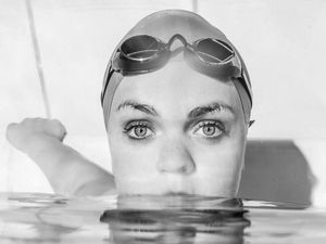 Supporting image for story: Star of the pool Ellie Simmonds strikes a pose as new deal goes just swimmingly