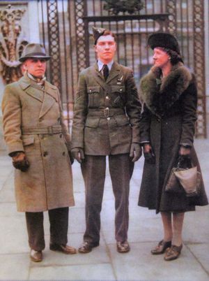 Goff with his mum and dad at Buckingham Palace on Tue 25 March 1941, the day of his DFM investiture by King George VI.