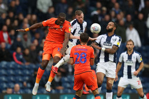 Tom Elliott of Millwall  and Chris Brunt of West Bromwich Albion. (AMA)