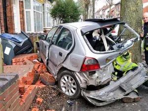 Supporting image for story: Robbery suspects crash car into wall