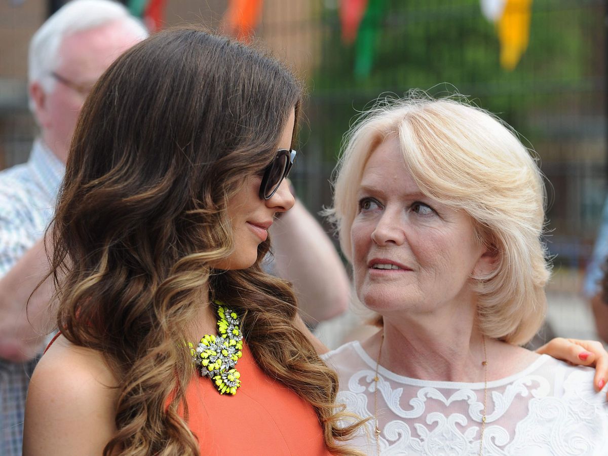 Kate Beckinsale announces death of her actress mother