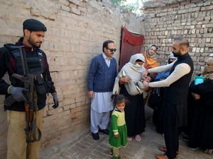 Supporting image for story: Pakistan begins last anti-polio vaccination campaign of year after cases surge