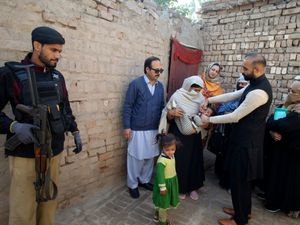 Supporting image for story: Pakistan begins last anti-polio vaccination campaign of year after cases surge