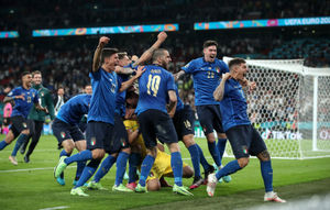 Italy players celebrate winning the penalty shoot-out after the UEFA Euro 2020 Final
